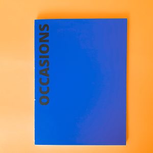 livre bleu sur fond orange ecrit sur le livre occasions